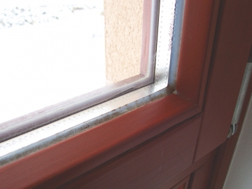 Obr. 2: Plesnivění silikonů v oblasti zasklívací spáry