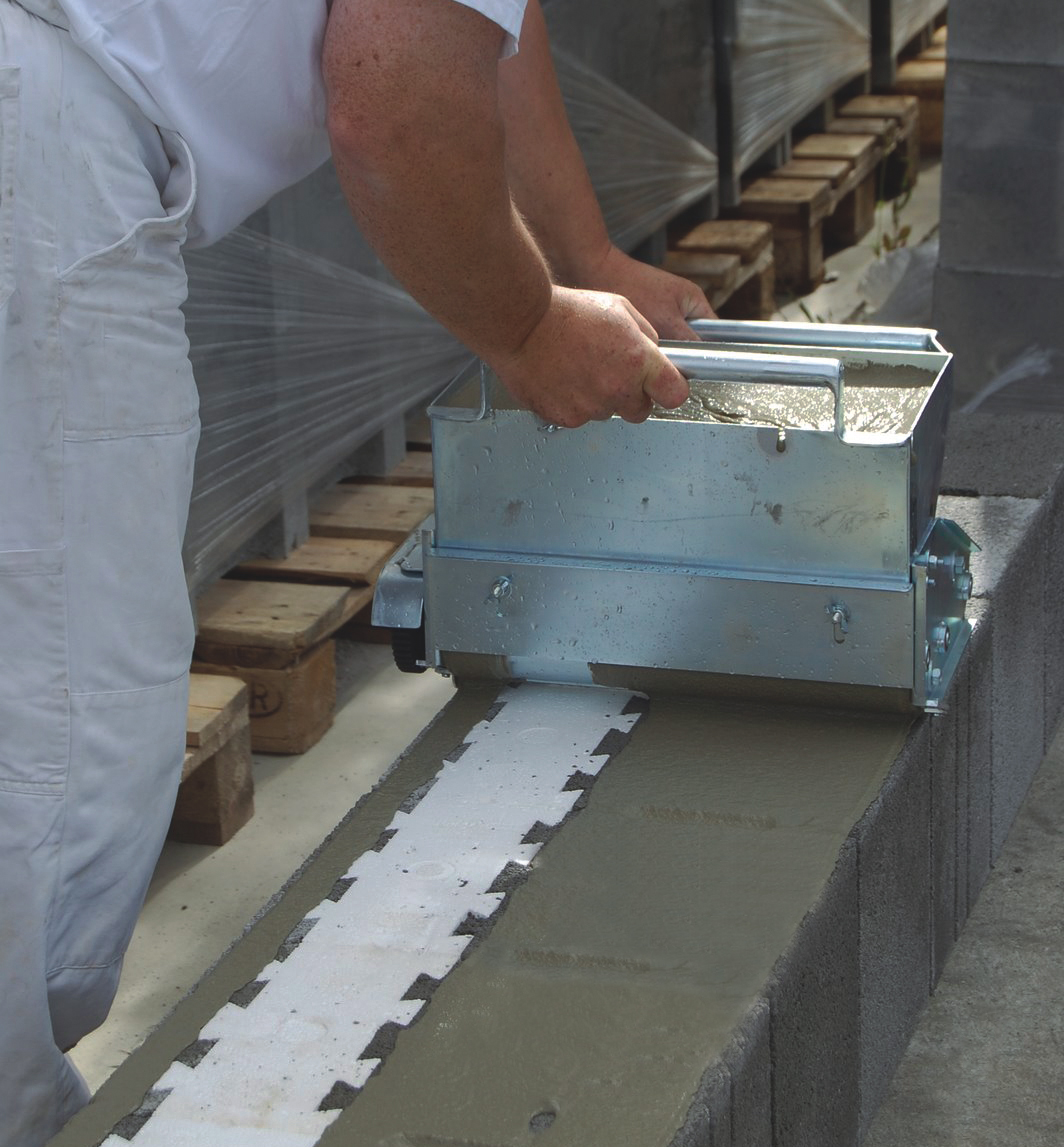 Tenkovrstvá malta se nanáší maltovacím vozíkem