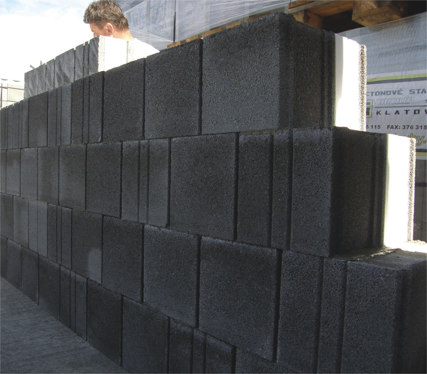 Zdění z tvárnic LEGOTHERM IZO se provádí jednoduchou převazbou s posunem o polovinu délky tvárnic