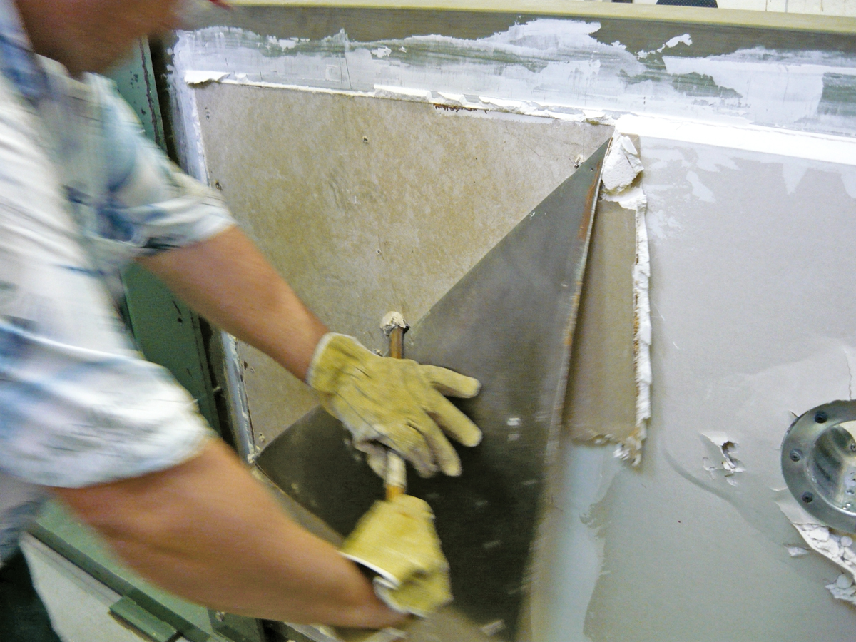 Obr. 2: Průběh zkoušky odolnosti vůči manuálním pokusům o násilné vniknutí