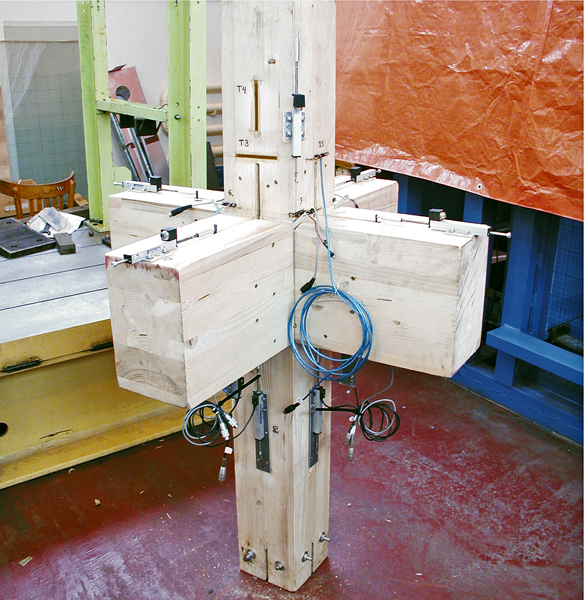 Obr. 4a,: Styčník před osazením do zkušebního zařízení a po něm