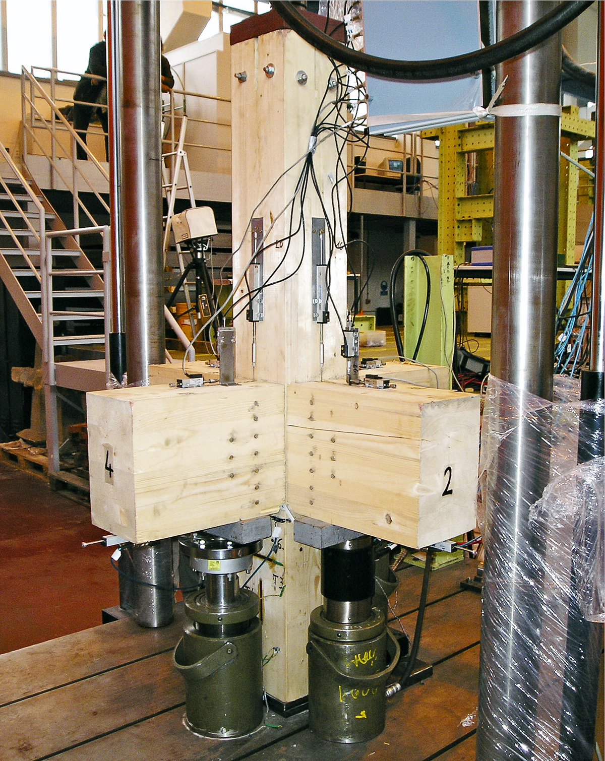 Obr. 4 b: Styčník před osazením do zkušebního zařízení a po něm