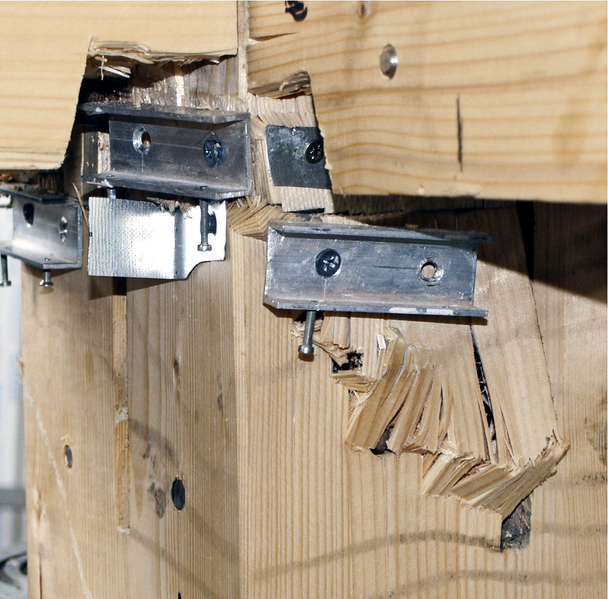 Obr. 5: Porušení sloupů