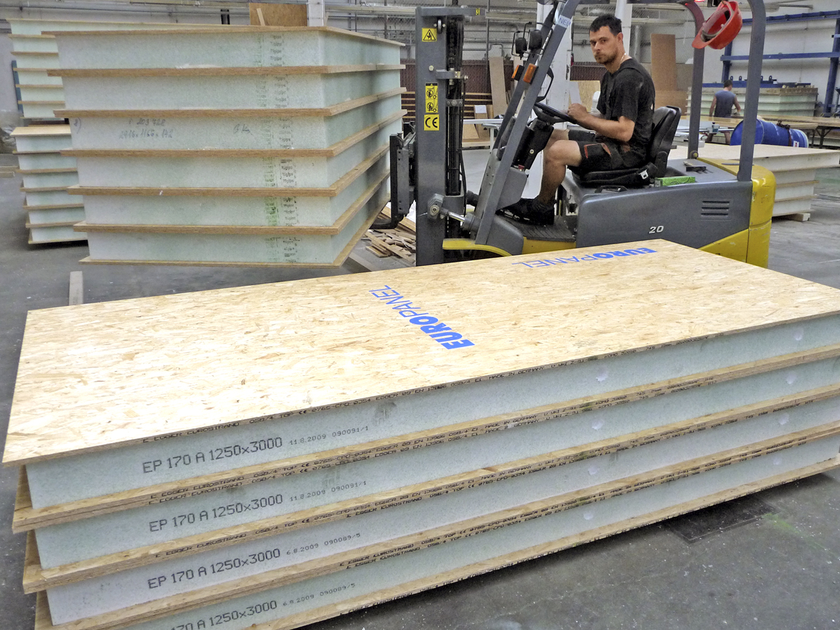 Obr. 1: EUROPANELY EP 170 A 1250x3000 ve výrobním závodě v Liberci