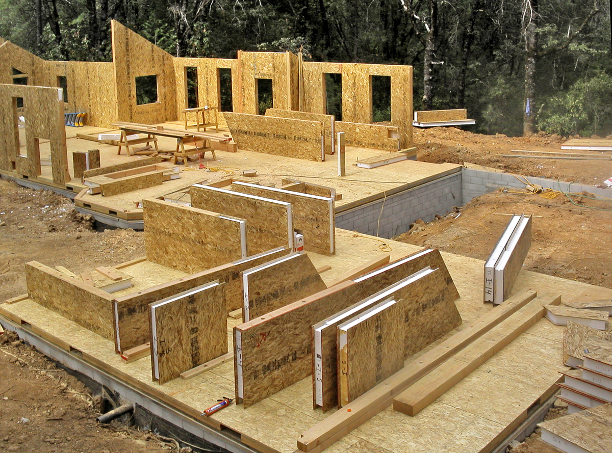 Obr. 9 Příklady hrubých staveb provedených technologií SIPs v USA