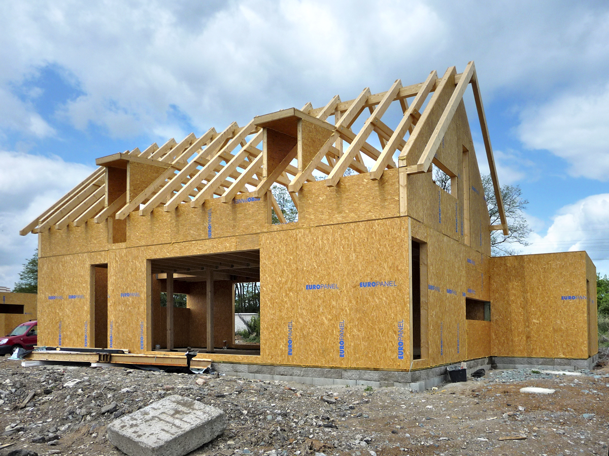 Obr. 3: První z pěti RD developerského projektu společnosti IRIDIA v Hřebči u Kladna