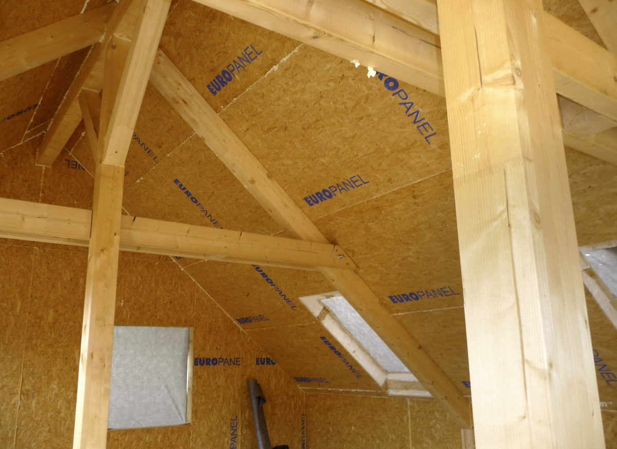 Obr. 4: Detail podkroví hrubé stavby domu s panelovou střechou