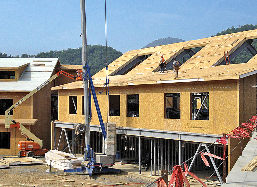 Obr. 7 Příklady hrubých staveb provedených technologií SIPs v USA