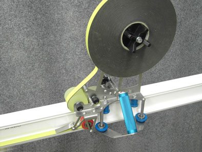 Přípravek pro nalepování pásky