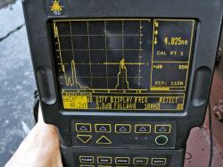 Obr. 3: UZ přístroj SONIC 1200 HR při určování tloušťky patního plechu