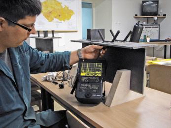 Obr. 15a: Laboratorní zkoušky přítomnosti spřahovacího prvku ze spodního líce nosného prvku a detail pozitivního echa nálezu přípoje