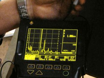 Obr. 15b: Laboratorní zkoušky přítomnosti spřahovacího prvku ze spodního líce nosného prvku a detail pozitivního echa nálezu přípoje