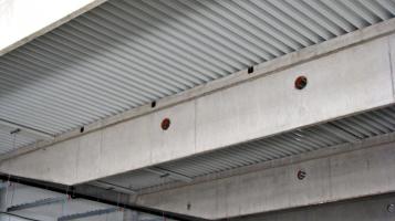 Obr. 16: Zabudovaný nosník s kotevními deskami