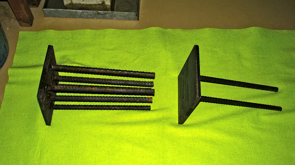 Obr. 17: Vlevo kotevní deska s projektovým množstvím kotevních trnů, vpravo deska s předpokládaným reálným chybným provedením