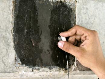 Obr. 18a: Provádění UZ zkoušky úhlovou sondou na nosníku a ukázka echa nálezu