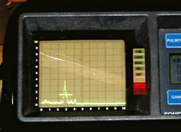 Obr. 18b: Provádění UZ zkoušky úhlovou sondou na nosníku a ukázka echa nálezu