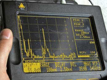 Obr. 22: Test kotevních trnů na dodatečně montovaném spoji a ukázka echa nálezu 