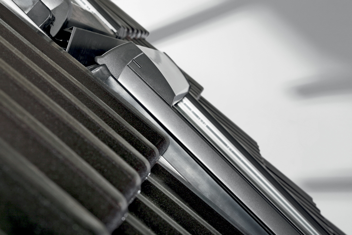 Roto Designo R8 splývá s rovinou střešní krytiny