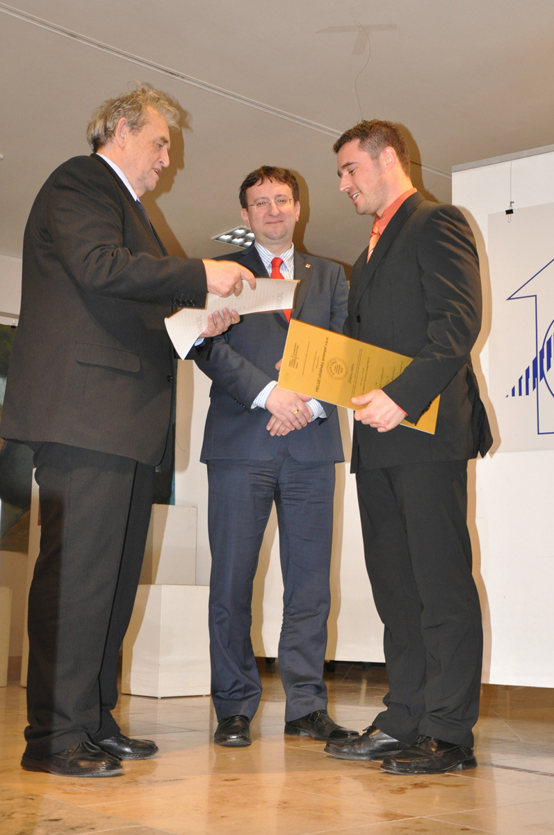 Cenu za společnost HELUZ cihlářský průmysl přebral Lukáš Cvach, specialista na velké projekční organizace ČR