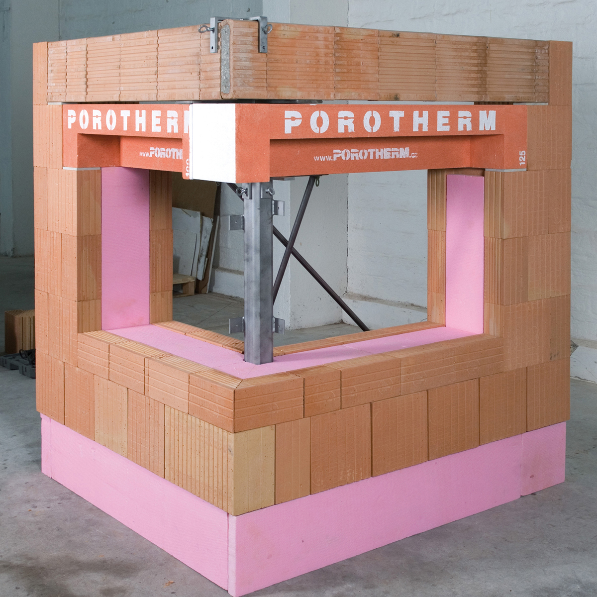 Vloýžení tepelné izolace do drážek v cihlách v ostění a parapetech