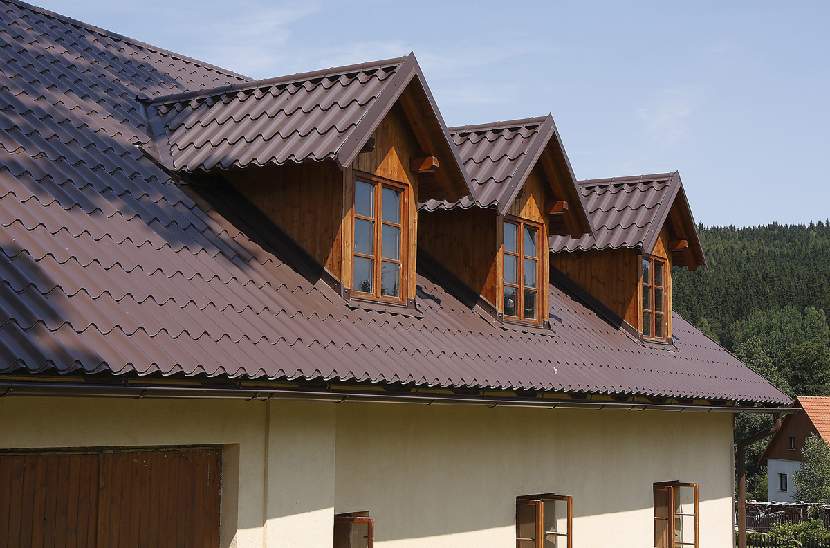 Krytina Lindab Topline na domě ve Svratce