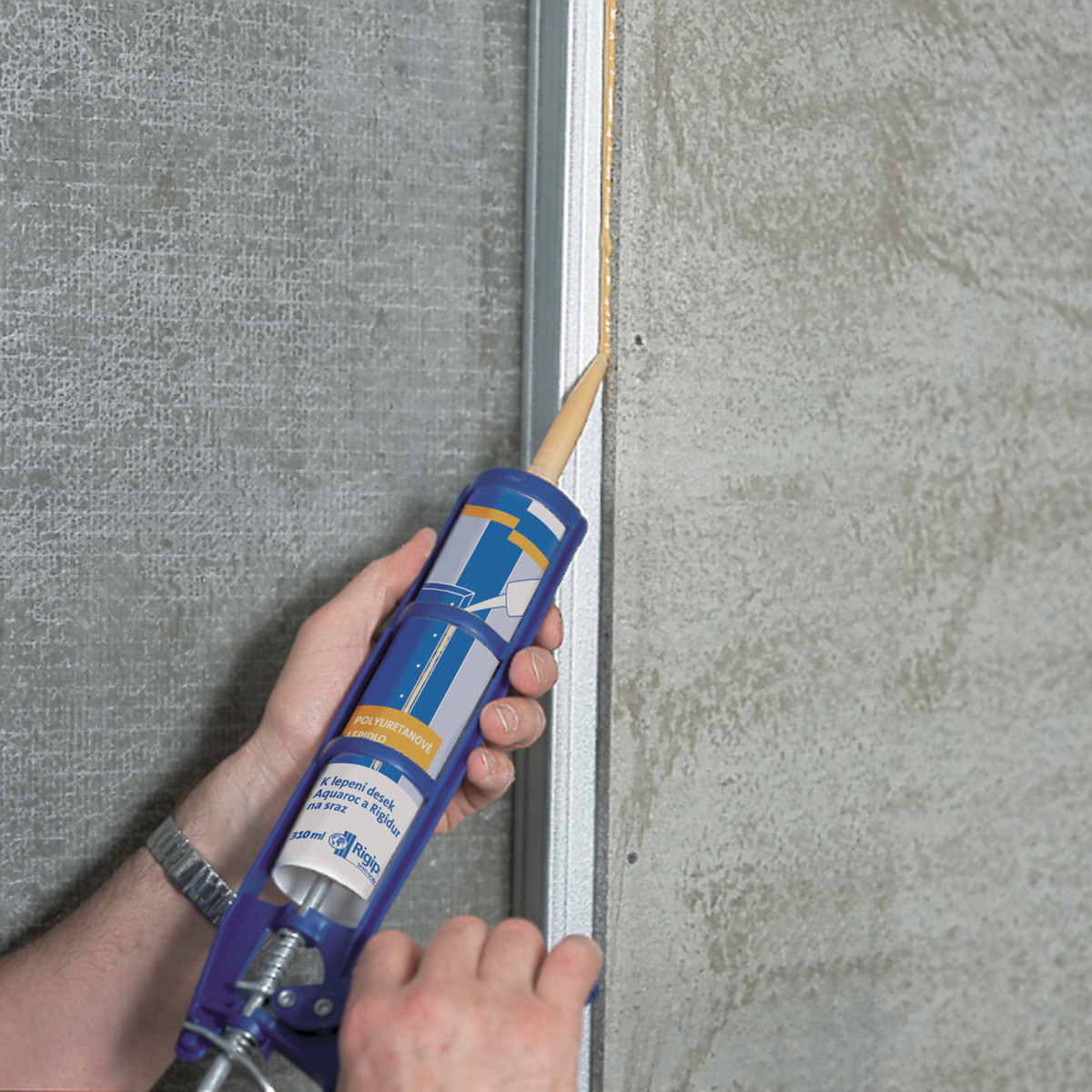 Lepení spár desek Aquaroc™ polyuretanovým lepidlem