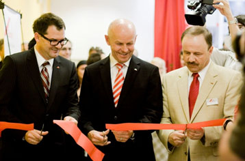 Krzysztof Stremlau (jednatel pro ČR a SR), Erich Rosenkranz (člen představenstva skupiny Roto Frank, Ing. Lubomír Kodad (country manažer pro ČR a SR)