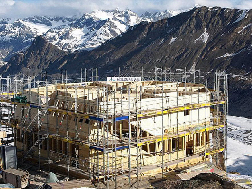 Rozestavěná chata na jaře 2009, foto Holzbau