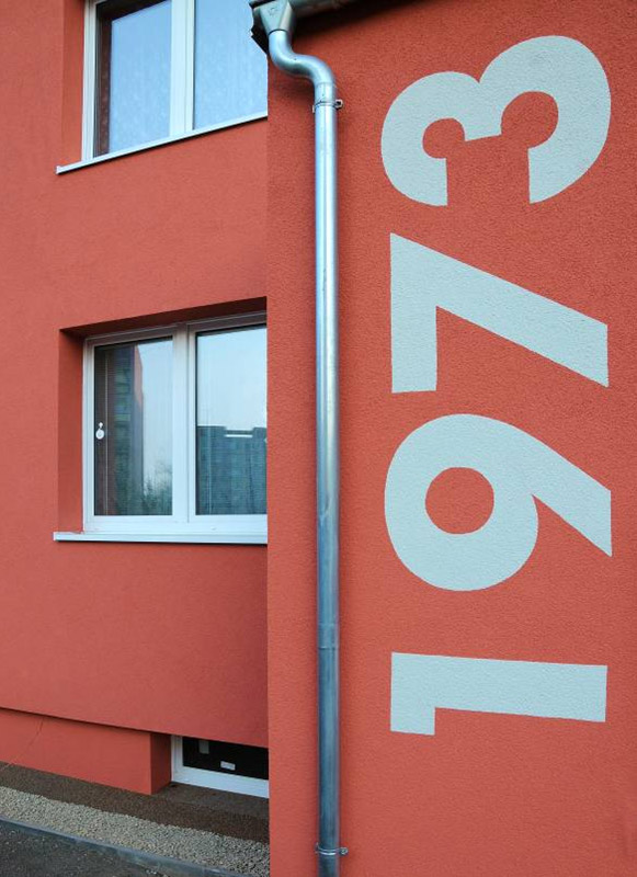 Znatelné umístění čísel popisných na vchodech si vyžádali členové družstva