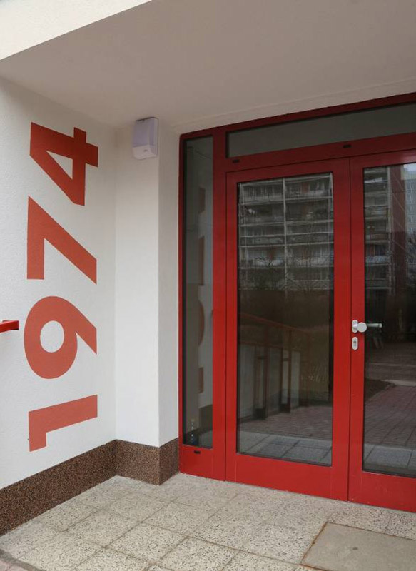 Na zadních vchodech jsou číslice umístěny inverzně: červeně na světlé