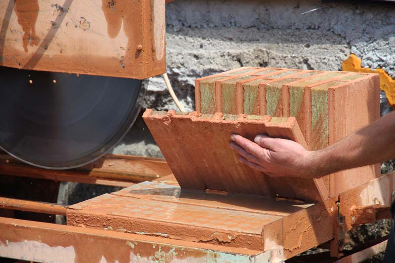 Dělení cihel, i u tenkých přířezů drží izolace na svém místě