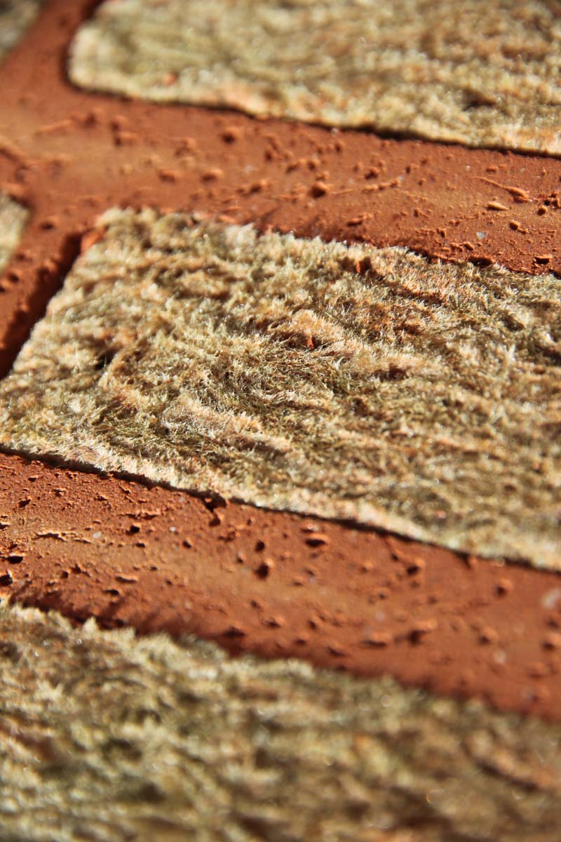 Hydrofobizovaná izolace je i při řezání na mokro dostatečně odolná, před výraznějším nasáknutím je ale třeba zdivo chránit