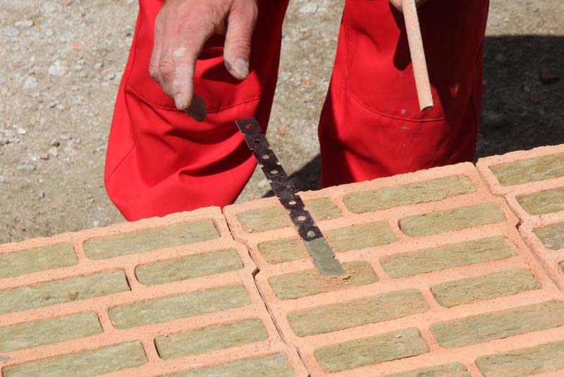 Spojovací prvek ke spřežení s příčkou se zamaltuje do vipilované drážky