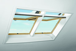 Střešní okno Roto Designo R7 v dekoru Borovice