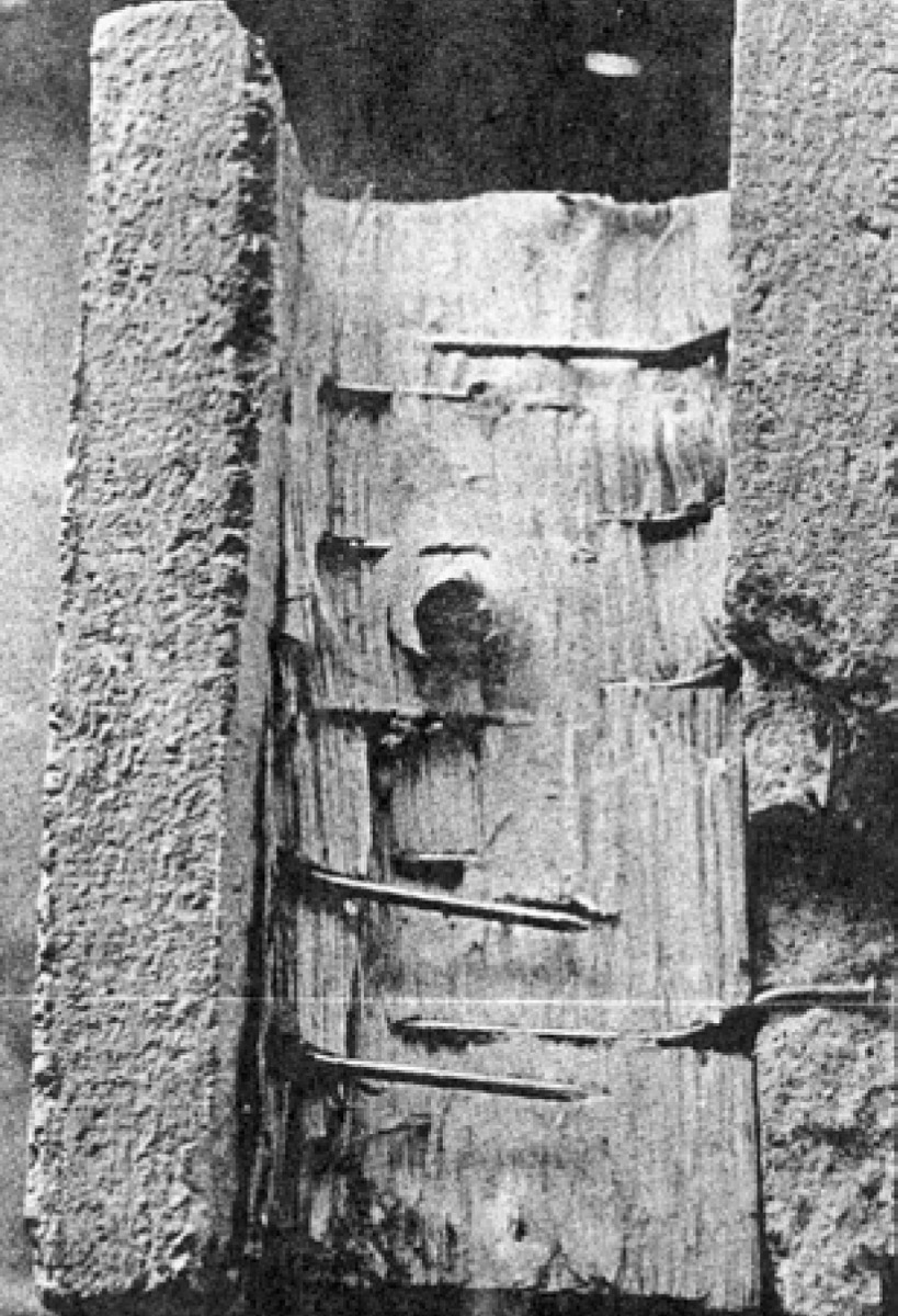 Obr. 1: Deformace hřebíku při protlačovací zkoušce (Koželouh,1975)