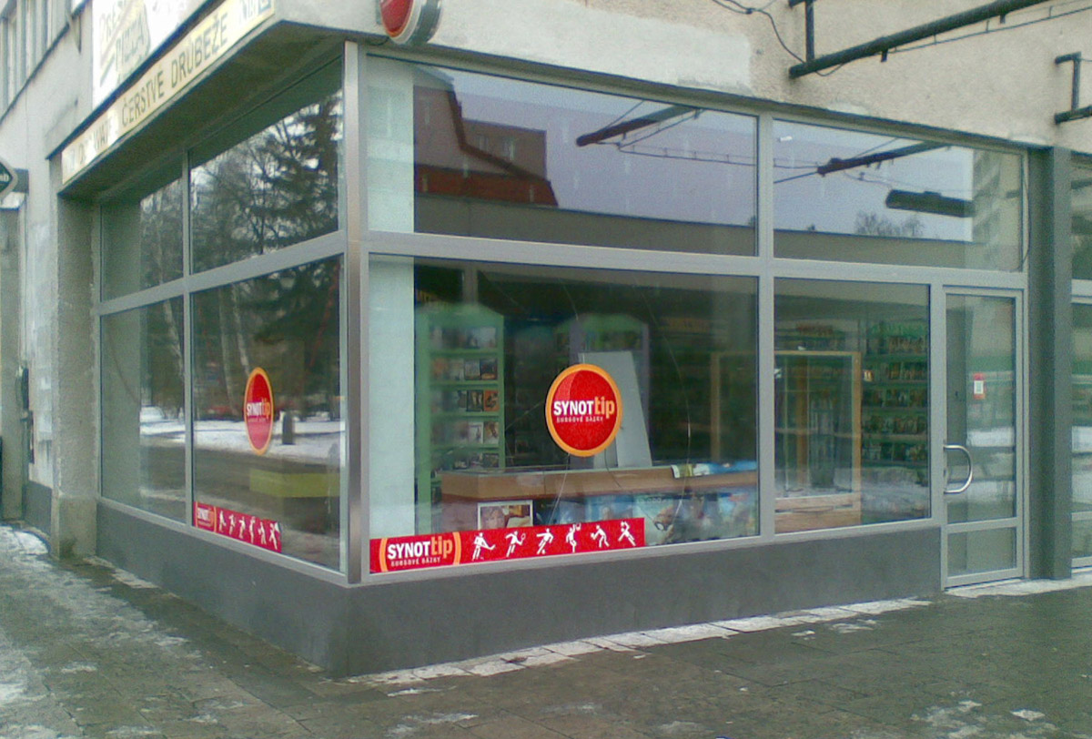 Obr. 4: Výkladní skříň ze sklolaminátových profilů