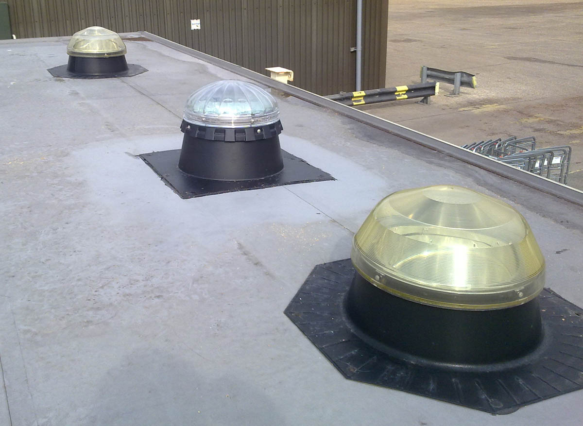 Porovnání střešní křišťálové kopule Lightway (uprostřed) se dvěma konkurenčními plastovými, u kterých již po 14 měsících došlo k zažloutnutí plastu vlivem UV záření a agresivního ovzduší (Brighton, Anglie)