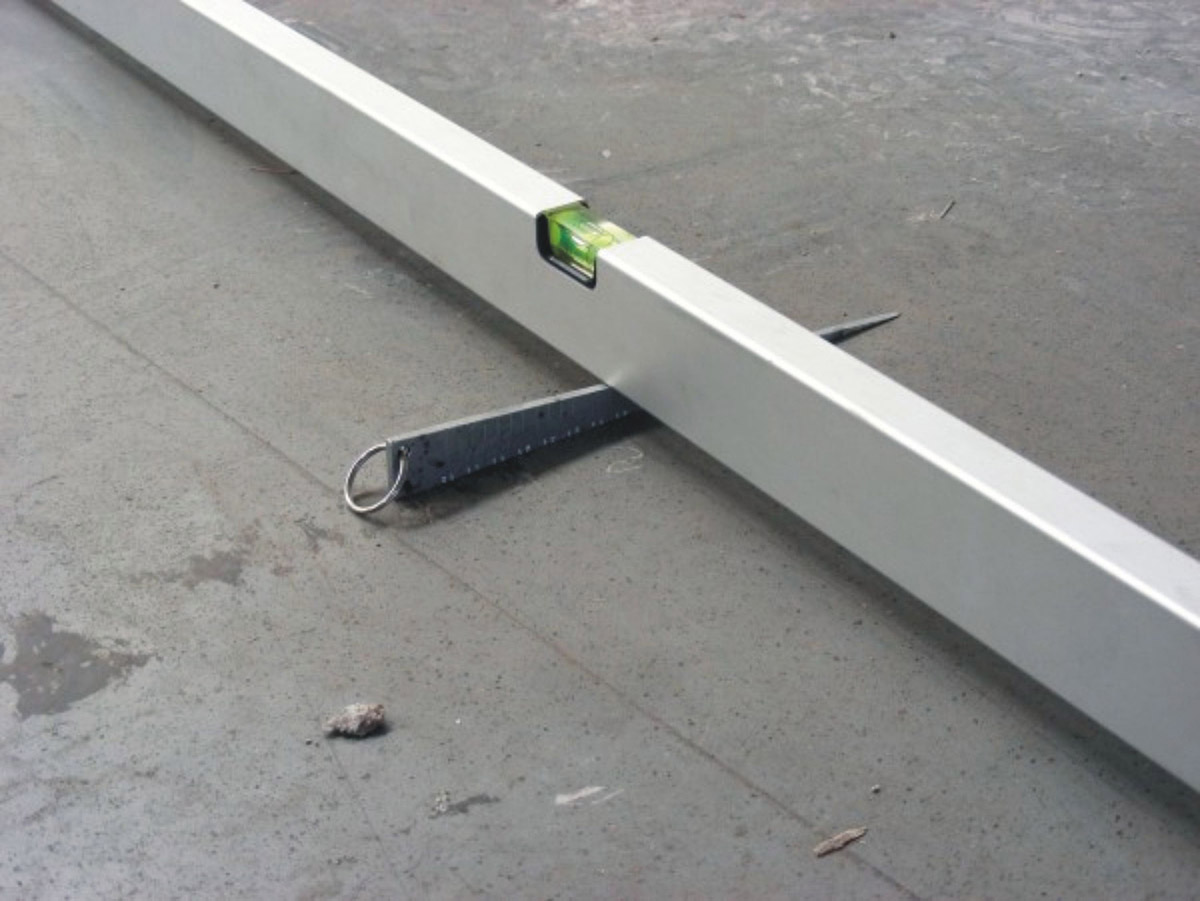 Obr. 3: Meranie miestnej rovinnosti klinom