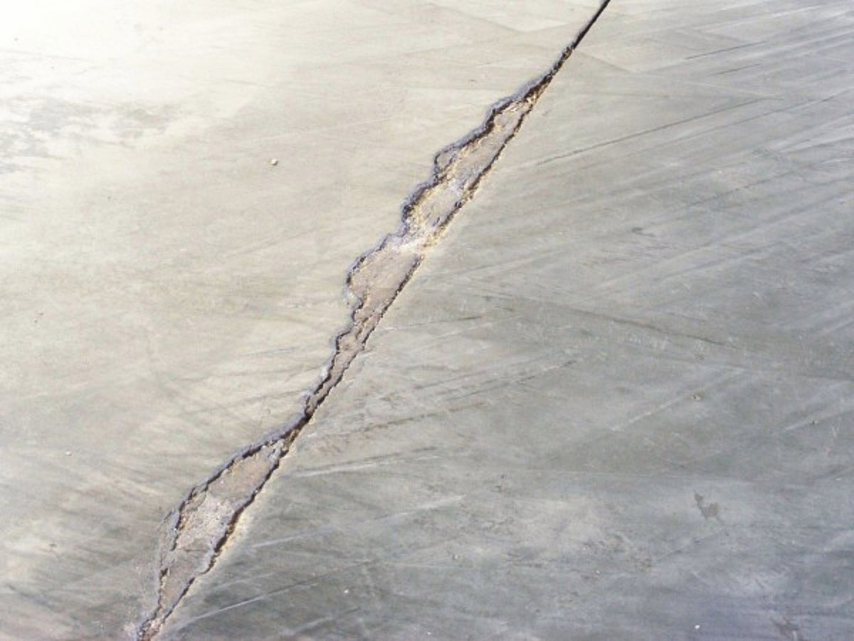 Obr. 14: Poškodenie kontrakčnej škáry