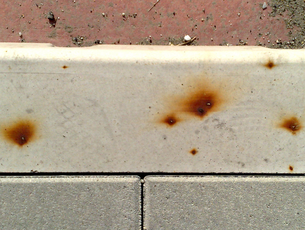 Obr. 16: Škvrny hrdze na vláknobetónovom obrubníku