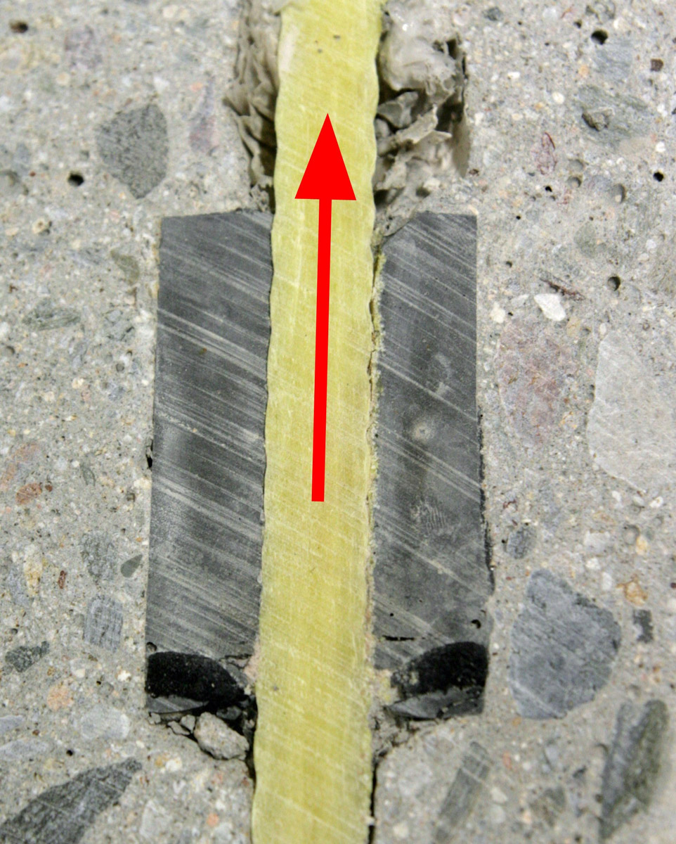 Obr. 8: Zkušební blok po zkoušce, na rozhraní výztuž – kotevní váleček viditelná trhlina (porušení kotvení vytržením výztuže z válečku)