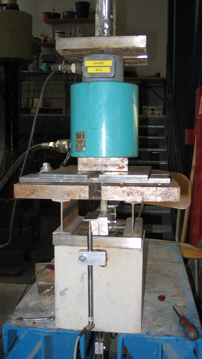 Obr. 9: Zkušební sestava při zkoušení únosnosti kotevní oblasti