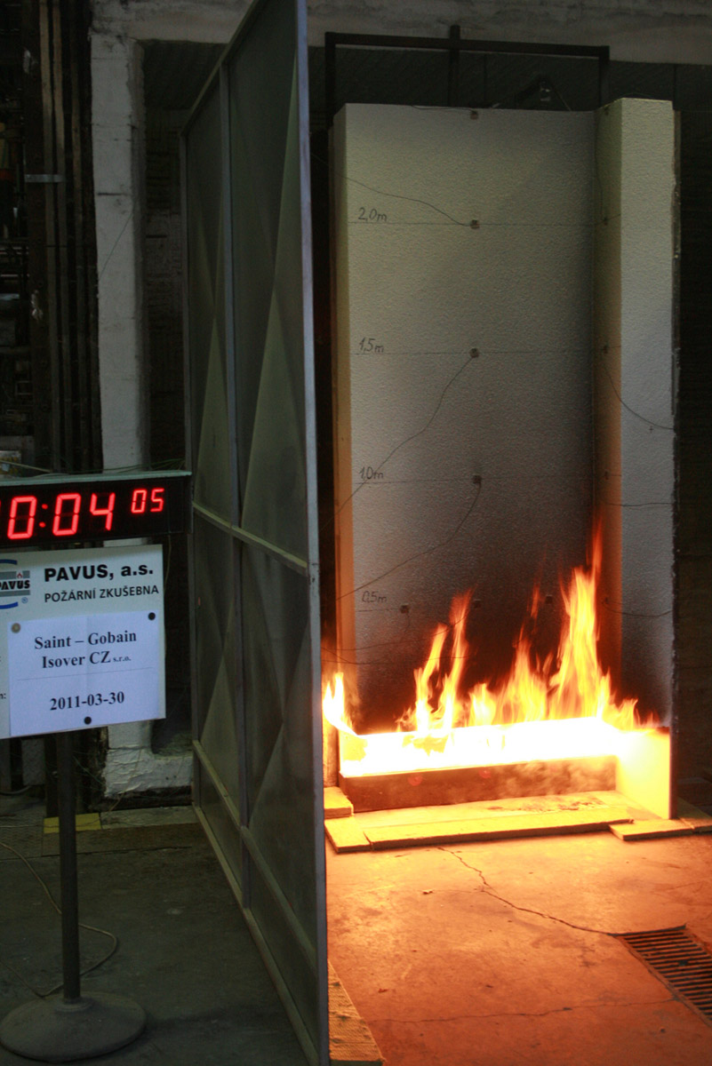 Isover TWINNER a zateplovací systém ETICS ve 4. a 30. minutě zkoušky dle ISO 13 785-1 a národní přílohy NA. K šíření požáru ani k odkapávání nedochází.