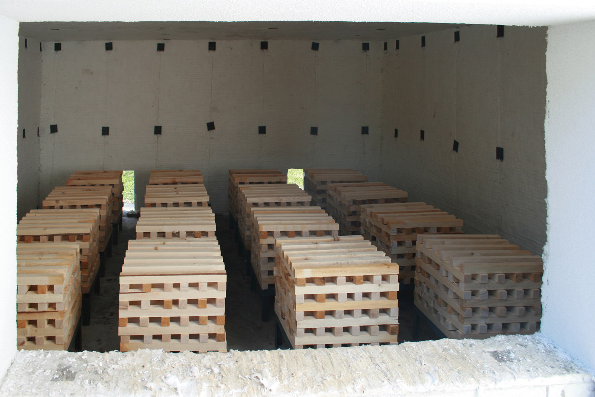 Vzorek ETICS s Isover TWINNER připravený ke zkoušce dle ISO 13 785-2. Zdrojem extrémního tepelného výkonu při zkoušce jsou normové hranice vysušeného řeziva.