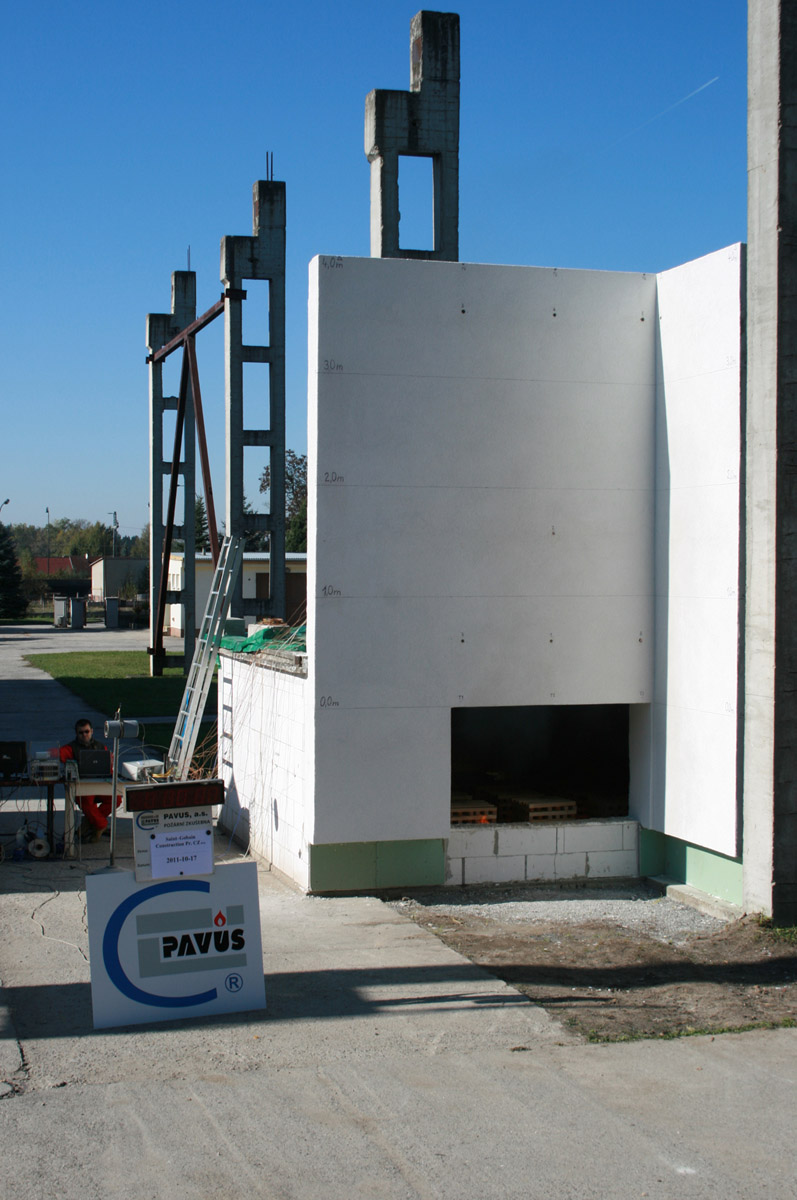 Vzorek ETICS s Isover TWINNER připravený ke zkoušce dle ISO 13 785-2. Zdrojem extrémního tepelného výkonu při zkoušce jsou normové hranice vysušeného řeziva.