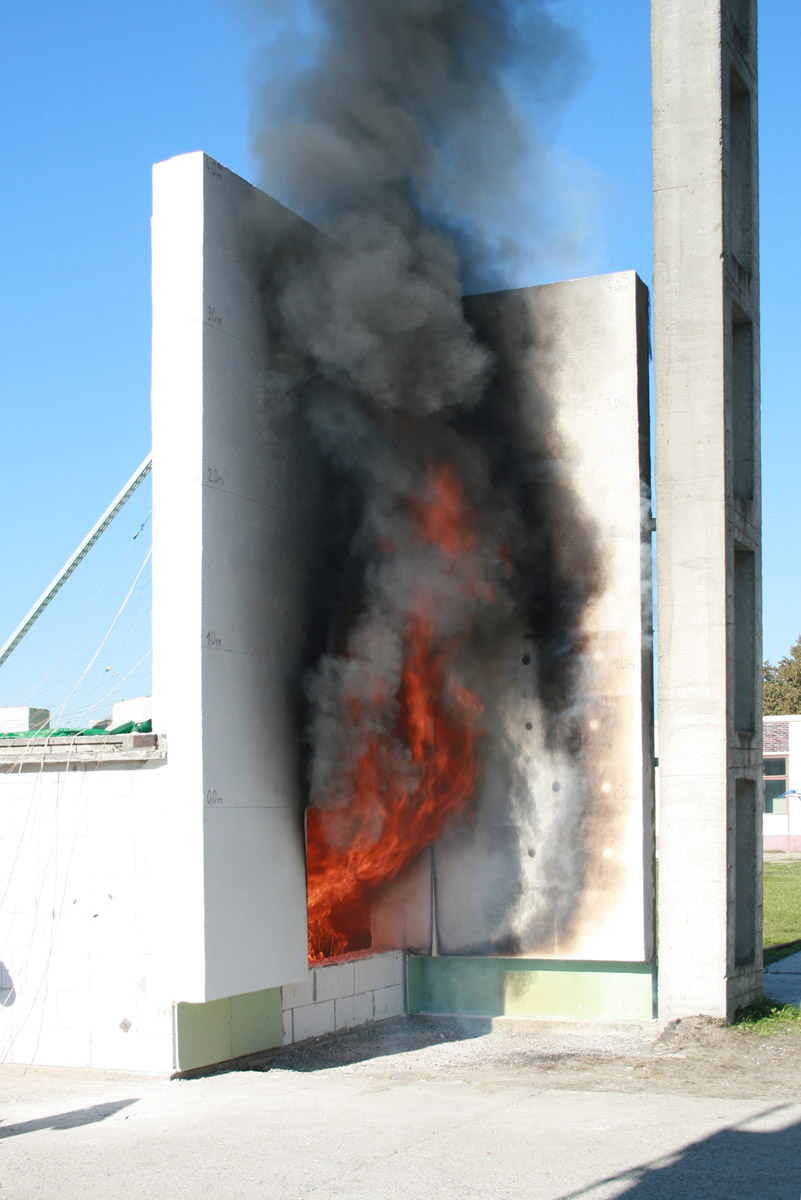Vzorek zateplení ETICS s Isover TWINNER v průběhu a po ukončení zkoušky. Zateplení fasády zůstává celistvé a nešíří ani extrémní požár. V průběhu zkoušky nedošlo k žádnému odpadávání ani odkapávání částic zateplení.