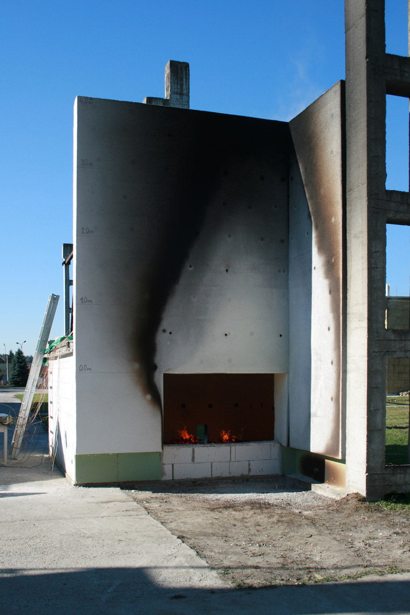 Vzorek zateplení ETICS s Isover TWINNER v průběhu a po ukončení zkoušky. Zateplení fasády zůstává celistvé a nešíří ani extrémní požár. V průběhu zkoušky nedošlo k žádnému odpadávání ani odkapávání částic zateplení.