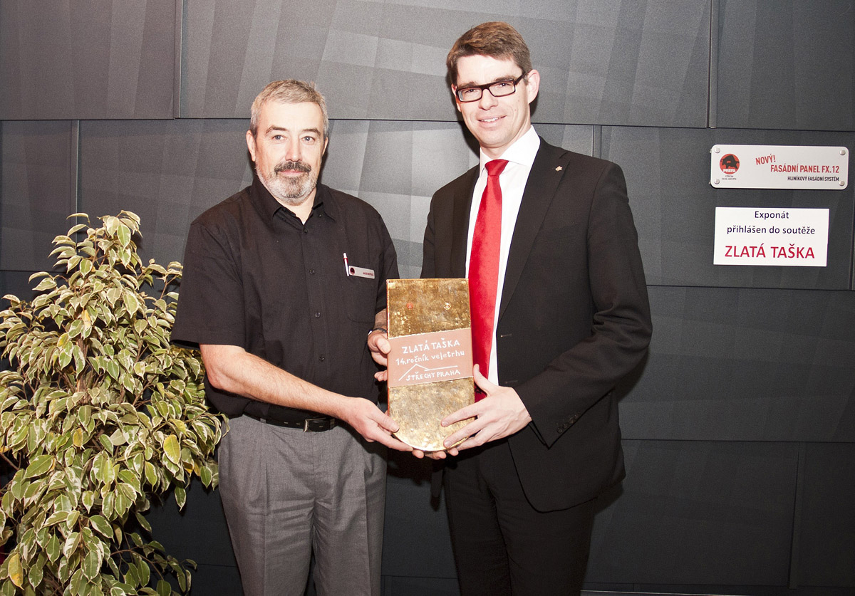 Zleva Jakub Nepraš, prokurista společnosti Prefa Aluminiumprodukte, a Mike Bucher, jednatel koncernu Prefa, s vítěznou Zlatou taškou