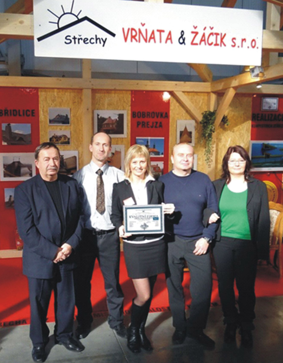 Zástupci společnosti Střechy VRŇATA & ŽÁČIK s certifikátem Kvalitní firma, zleva: Jiří Vrňata st., Maroš Žáčik, Lenka Žáčiková, Jiří Vrňata ml. a Adéla Vrňatová