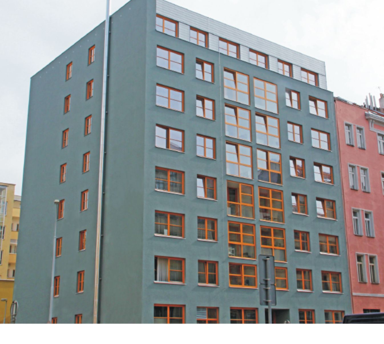 Panelový dům Sudoměřská Praha 3. Architekt/projektant: A plus; zhotovitel fasády: ARCUS Růžička, spol. s r. o.;  investor: Investiční a rozvojová Praha 3, a. s.